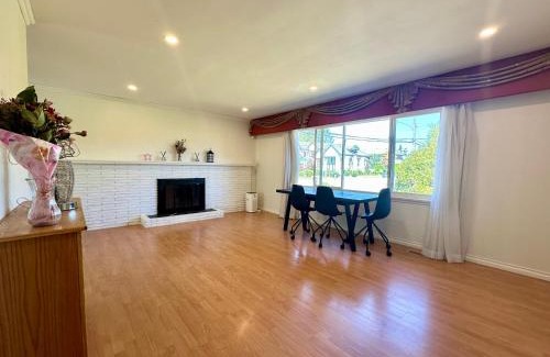 Richmond House | Beautiful Place with Kitchen, Washing Machine and Internet Near YVR Airport, Transit and Shopping Mall