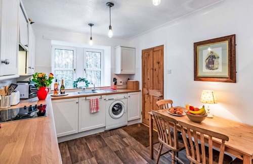 Invermoriston House | Beautiful private villa for 4 people with WIFI, TV, patio and parking