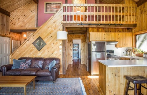 Monterey Ski Chalet | Beautiful, Private Berkshires Retreat w Magic View, 5min to Lake Garfield Beach