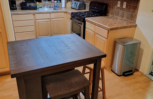Lancaster House | Beautiful Private Guesthouse right off Freeway w/Full Kitchen
