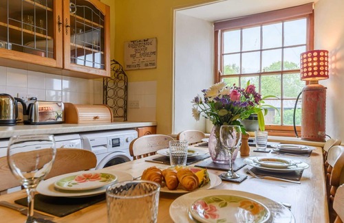 Looe Villa | Beautiful private villa with WIFI, TV, balcony, pets allowed, panoramic view and parking