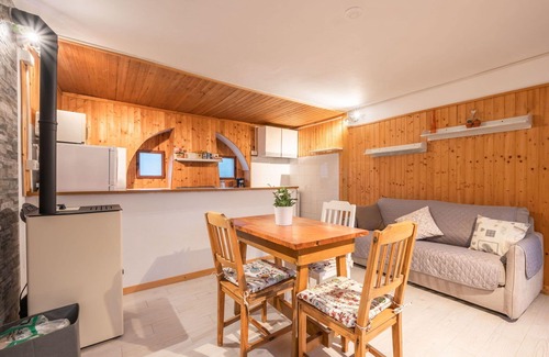 Armeno House | Beautiful private villa for 4 people with WIFI, TV, patio, pets allowed and parking