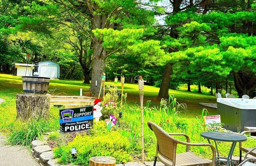 Scotrun House | Beautiful property with hot spa and private swimming pool. Has king bed & more.