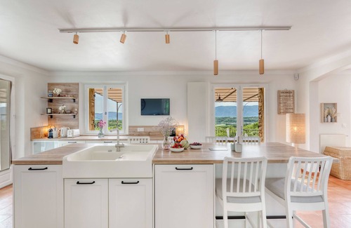 Viens House | Beautiful Provencal Bastide - panoramic view of the Luberon - heated pool