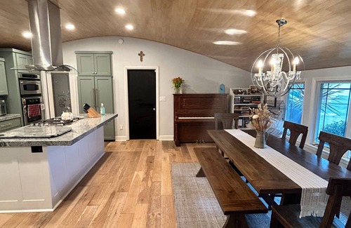 North Tustin House | Beautiful Ranch Style Retreat - Minutes from OC BEACHES/DISNEY