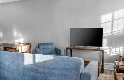 Shaw House | Beautiful Rehabbed Unit in Shaw Community 4228a