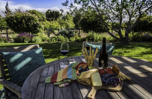 Santa Ynez Cottage | Beautiful Rose Cottage In Wine Country