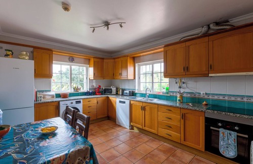 Pisa Barro de Baixo Villa | Beautiful, spacious villa with solar pool & games room