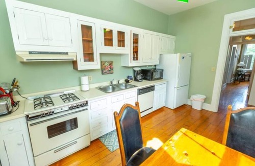 Glendale Apartment | Beautiful Suite The Protector- King bed- Sleeps 4