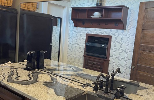 Dallas Apartment | Beautiful suite with private entrance in charming safe area