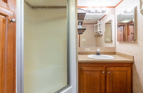 Yantis Cottage | Beautiful Tiny Home Overlooking the Pond