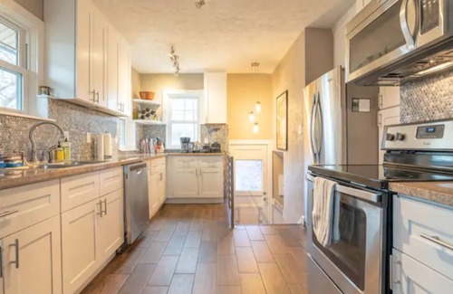 Edgewater House | Beautiful Updated 3BD/2BT Home Near DT and Close to Mountains-Backyard w/Grill!