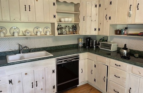 Dorset House | Beautiful Vermont 5 Bedroom farmhouse located in the picturesque Dorset Hollow.