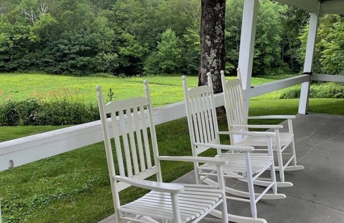 Dorset House | Beautiful Vermont 5 Bedroom farmhouse located in the picturesque Dorset Hollow.