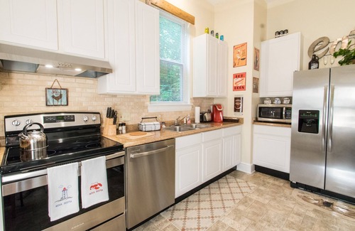 East Price Hill Apartment | Beautiful Victorian Apartment - Serene Wooded Setting - Close to the City