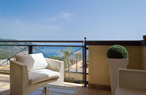 Taormina Apartment | Beautiful View, Pool ,two steps from city center !