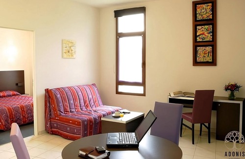 Carcassonne Hotel | Beautiful Views in the South of France! 2 Comfortable Units! Parking Available!