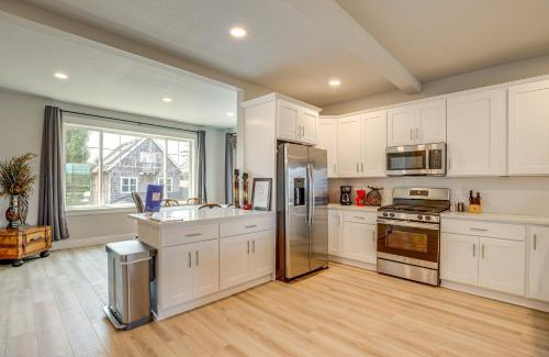 Hammond House | Beautiful Water Views Coastal Oregon Townhome!