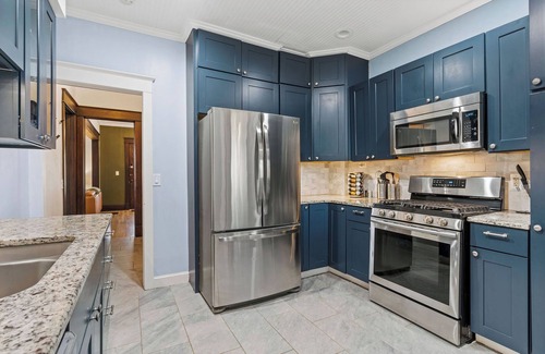 Westport House | Beautiful Westport Manor - Remodeled with 3 King beds!