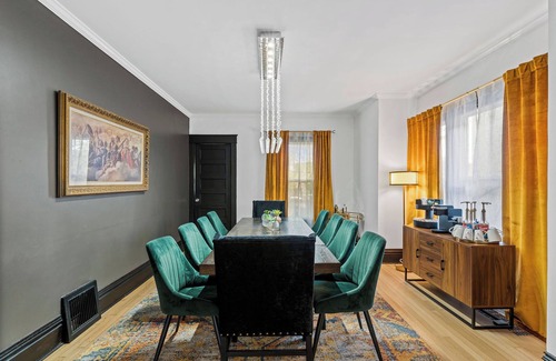 Westport House | Beautiful Westport Manor - Remodeled with 3 King beds!
