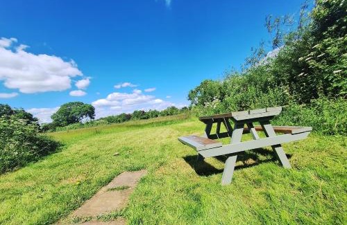 East Drayton Ski Chalet | Beautiful Wooden tiny house, Glamping cabin with hot tub 2
