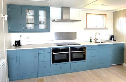 Scratby House | Beautifully appointed 2 storey chalet with access to outdoor swimming pool - 5 minute stroll to miles of sandy beach - Near to the Norfolk Broads & Great Yarmouth