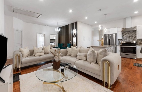 Washington Park Apartment | Beautifully Decorated with Comfort and just 2 miles to Downtown Atlanta & 1 m to Mercedes Benz