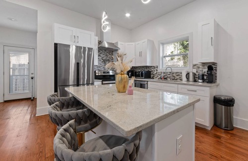 Washington Park Apartment | Beautifully Decorated with Comfort and just 2 miles to Downtown Atlanta & 1 m to Mercedes Benz