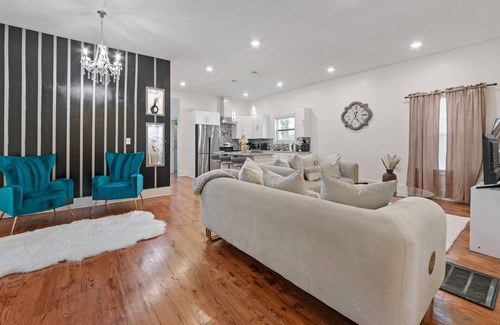 Washington Park Apartment | Beautifully Decorated with Comfort and just 2 miles to Downtown Atlanta & 1 m to Mercedes Benz