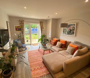 Uxbridge South Apartment | Beautifully Furnished Art Apartment
