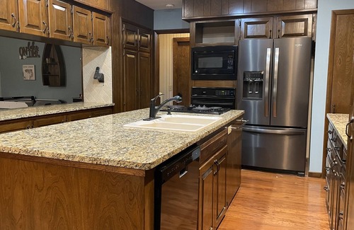 Springdale House | Beaver Lakeshore Escape - Stay right on the shore of Beaver Lake!