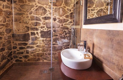 Camarinas Bed & Breakfast | Bed and Breakfast 'Alcatraz' with Private Garden and Wi-Fi