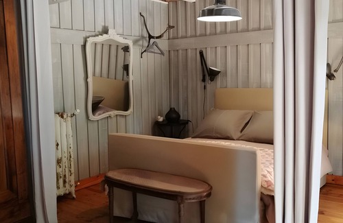 Noaillan Bed & Breakfast | Bed and Breakfast 'L'orée De Lansot - Chambre Romance' with Shared Terrace, Shared Garden and Wi-Fi
