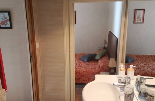 Reaux Bed & Breakfast | Bed and Breakfast 'Le Vieux Noyer - Tilleul' with Shared Garden and Wi-Fi