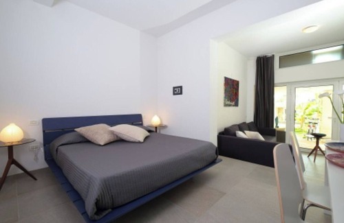 Palazzolo dello Stella Bed & Breakfast | Bed and Breakfast Loggia degli Artisti 'Deluxe Room Two' with Shared Pool and Air Conditioning