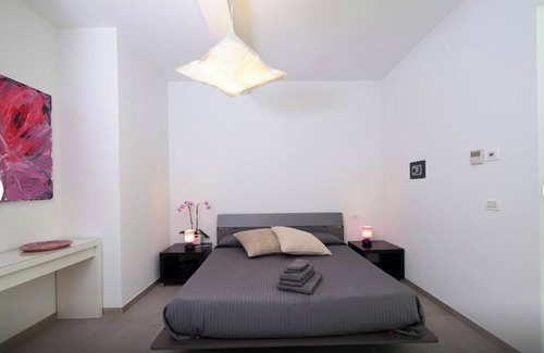 Palazzolo dello Stella Bed & Breakfast | Bed and Breakfast Loggia degli Artisti 'Quadruple Deluxe Room' with pool and air conditioning