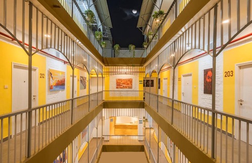 Varanasi Hotel | Bedzzz Varanasi by Leisure Hotels, 1 Km from Dashwasamedh Ghat