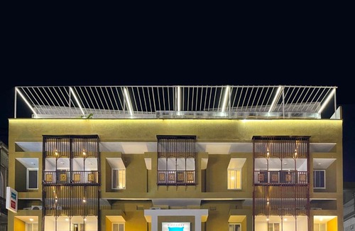 Varanasi Hotel | Bedzzz Varanasi by Leisure Hotels, 1 Km from Dashwasamedh Ghat
