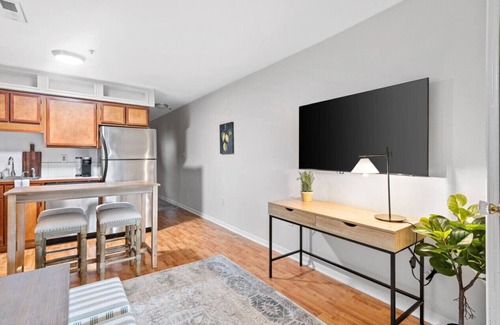 Downtown Charleston Condo | Bee St - Downtown w/Parking - Walk Everywhere!