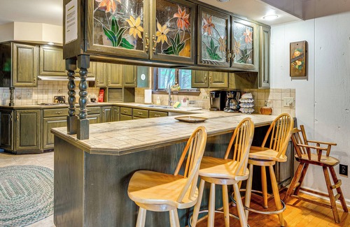 Drums House | Beech Mt Lakefront Gem! Hot Tub, Kayaks, Billiards