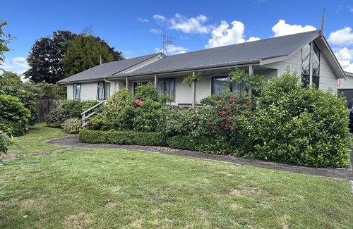 Taupo House | Beech Tree Cottage - comfortable, warm and stylish Taupo base, free wifi!