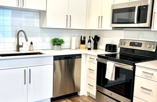 People's Freeway Apartment | Beehive Escape -Salt Lake City