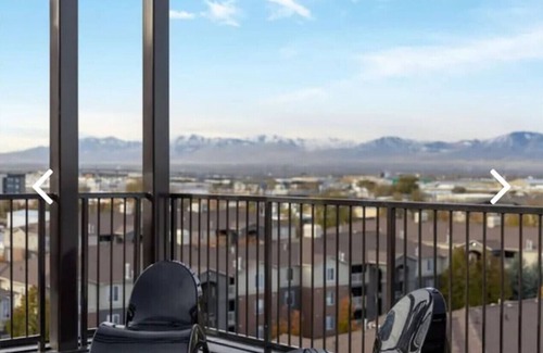 People's Freeway Apartment | Beehive Escape -Salt Lake City
