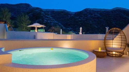 Sanpu Hotel | Beifei Garden-Majestic Great Wall View Exclusive Hot Spring Villa，5 minutes' walk to Badaling Shuiguan Great Wall，Rooftop Infinity Pool with Panoramic Great Wall Views，Free Coffee, Laundry