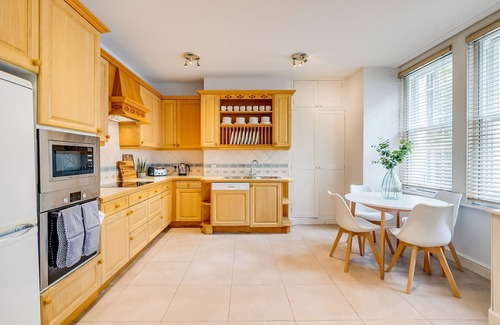 Churchill House | Belgravia - Charming Spacious 4 Bed Home for 9