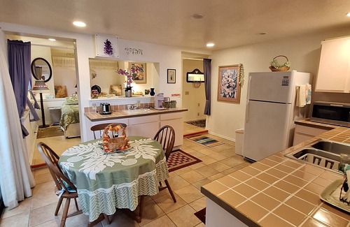Honaunau-Napoopoo Bed & Breakfast | Belle Vue Kona B&B Orchid Suite - Breathtaking Views and Island Comfort