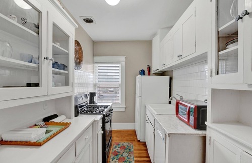 Central Gardens Apartment | Belvedere Manor 4 Quiet 1-king bed apt Memphis Midtown, 4min to hospital, up