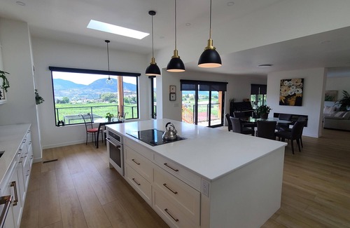 Okanagan-Similkameen House | Benchview Estate - pool, views, premium location! Licence # 00115339