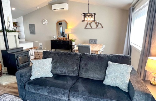 Mountain View House | Bend - Mt.Views/Hot Tub/Putting Green/Game Room