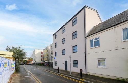 Plasnewydd House | Benjamin Suite by Koya Homes - 3 Double Bedroom Apartment, Cardiff City Centre, Free Parking
